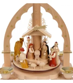 Pyramide A 4 Bougies En Bois Pour Un Noël Traditionnel