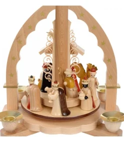 Pyramide A 4 Bougies En Bois Pour Un Noël Traditionnel