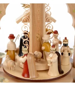 Pyramide A 4 Bougies En Bois Pour Un Noël Traditionnel